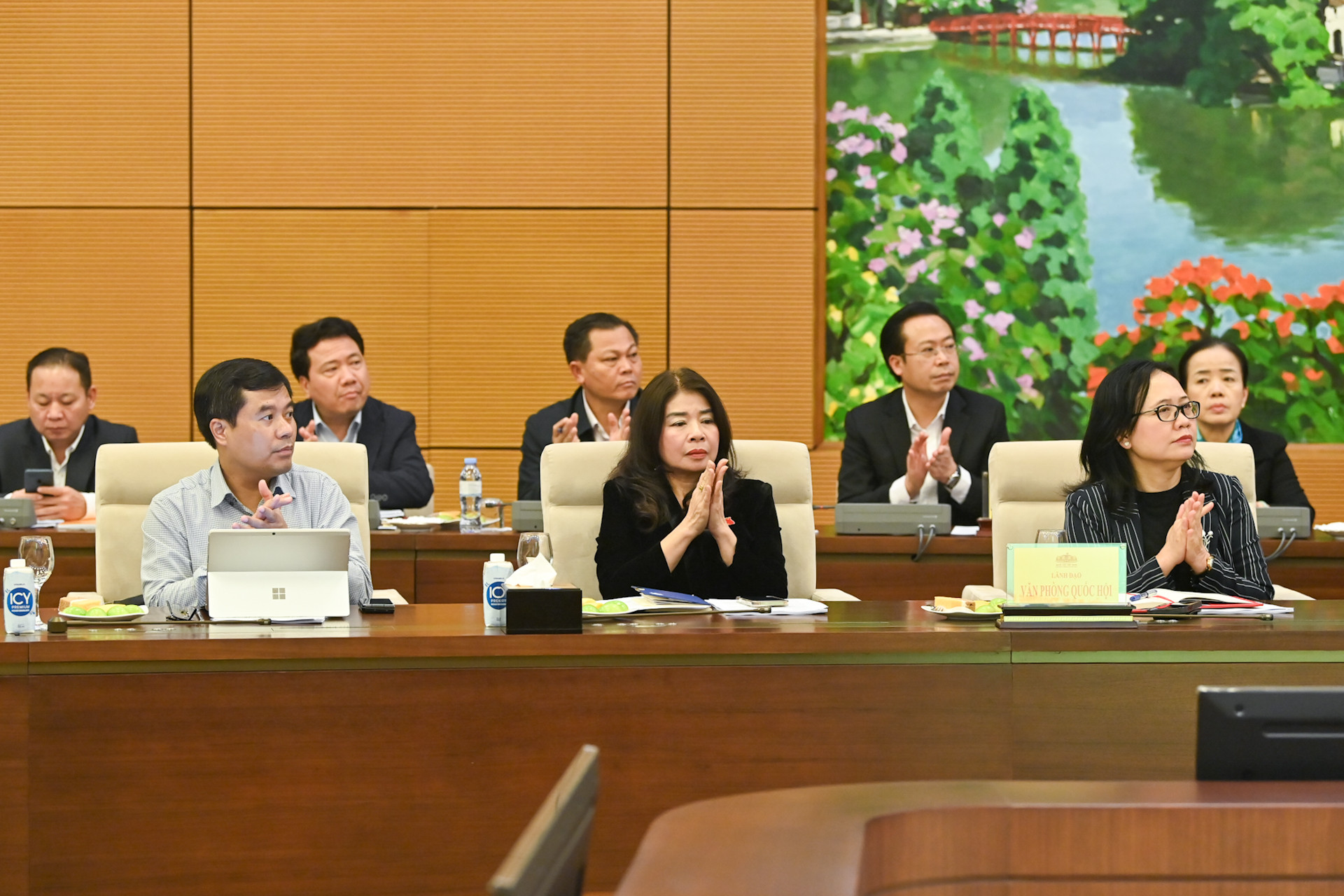 Các đại biểu dự cuộc họp.