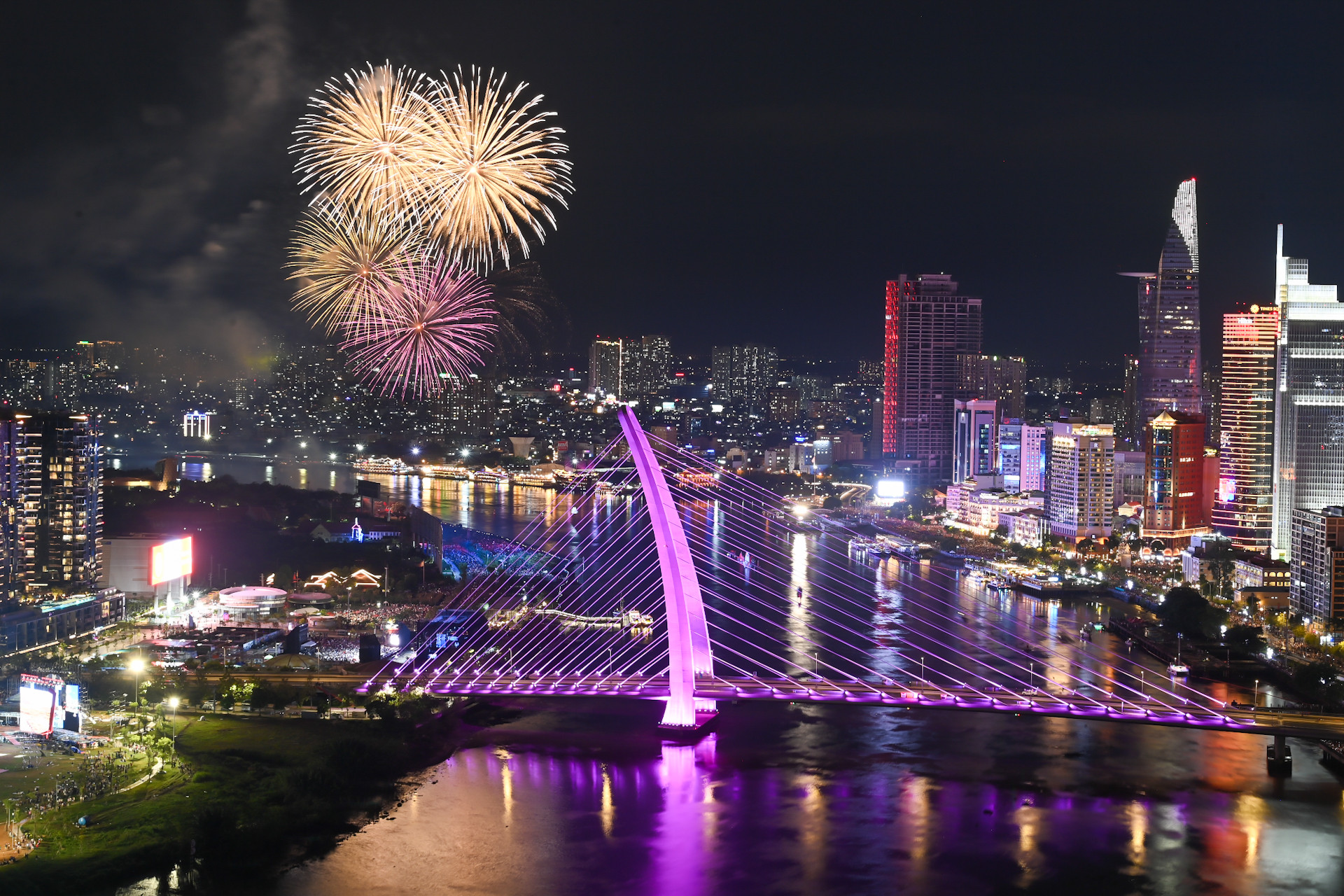 Chương trình bắn pháo hoa nghệ thuật diễn ra từ 21 giờ 30 phút đến 21 giờ 40 phút.