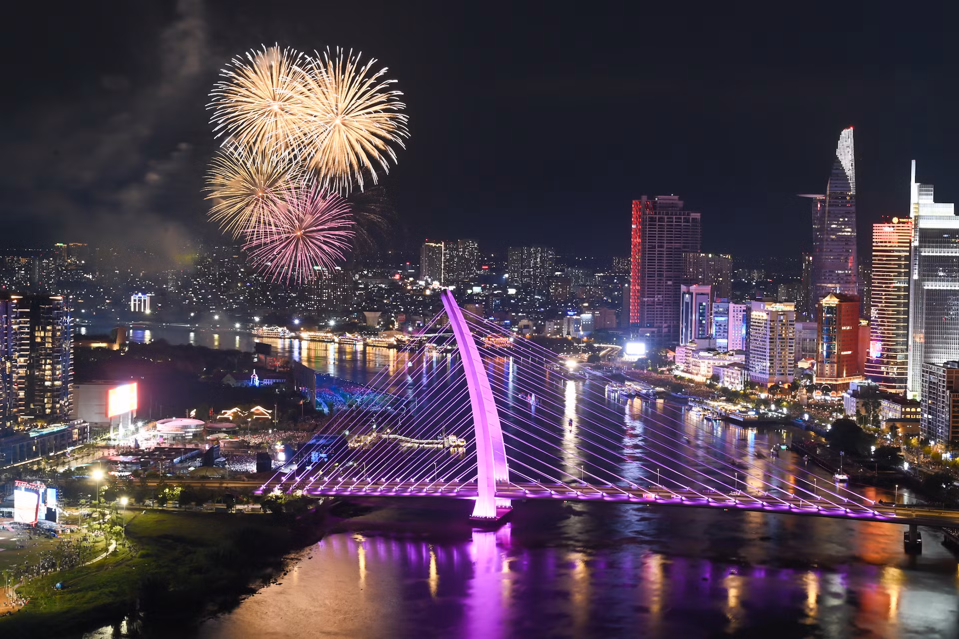 Chương trình bắn pháo hoa nghệ thuật diễn ra từ 21 giờ 30 phút đến 21 giờ 40 phút.