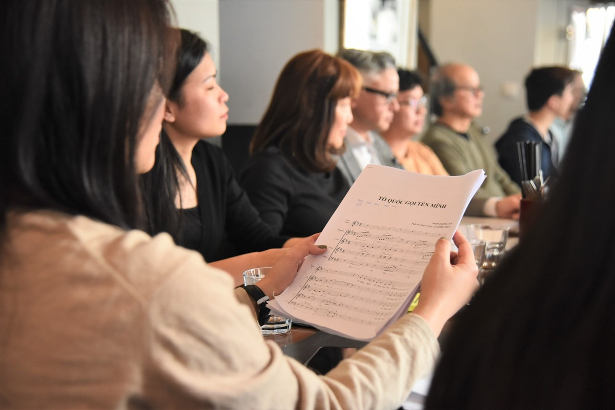 Những bài hát về một Việt Nam hào hùng và thân thiện luôn là sự lựa chọn của nhóm Hợp ca Quê hương khi đi trình diễn. (Ảnh: MINH DUY)