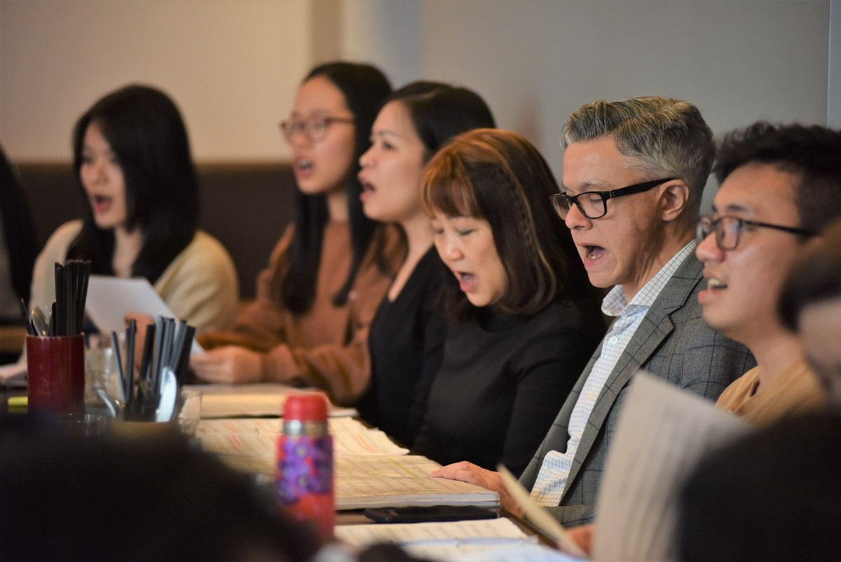 Chính tình cảm đặc biệt của mình dành cho Việt Nam, ông Jean-Paul Henryon đã nỗ lực học tiếng Việt và gắn bó với nhóm Hợp ca Quê hương suốt hơn 5 năm qua. (Ảnh: MINH DUY)