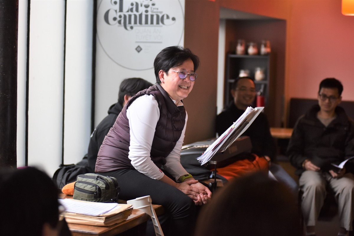 "Nhạc trưởng" Ngân Hà trong một buổi sinh hoạt của nhóm Hợp ca Quê hương. (Ảnh: MINH DUY)