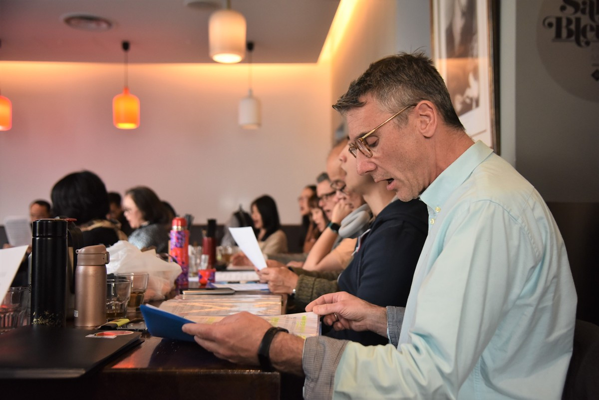 Theo ông Laurent Gaurois, tập hát tiếng Việt không hề dễ dàng đối với một thành viên mới như ông. (Ảnh: MINH DUY)