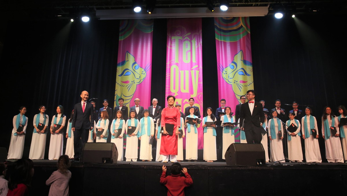 Tiết mục trình diễn của nhóm Hợp ca Quê hương phục vụ bà con kiều bào nhân dịp Tết cổ truyền dân tộc Quý Mão 2023. (Ảnh do Hợp ca Quê hương cung cấp)