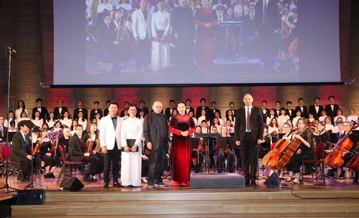 Nhóm Hợp ca Quê hương cùng dàn nhạc giao hưởng Nhạc viện Rouen đón Chủ tịch Quốc hội Nguyễn Thị Kim Ngân ngày 31/3/2019 tại trụ sở UNESCO ở Paris. (Ảnh do Hợp ca Quê hương cung cấp)
