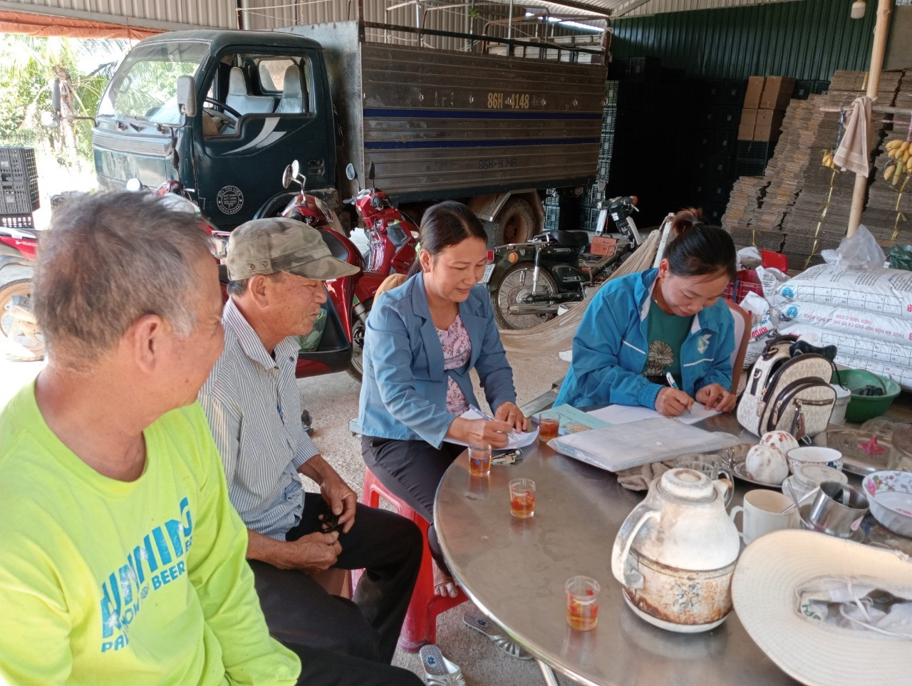 Cán bộ xã Sông Bình (huyện Bắc Bình) tuyên truyền đến tận nhà người dân.