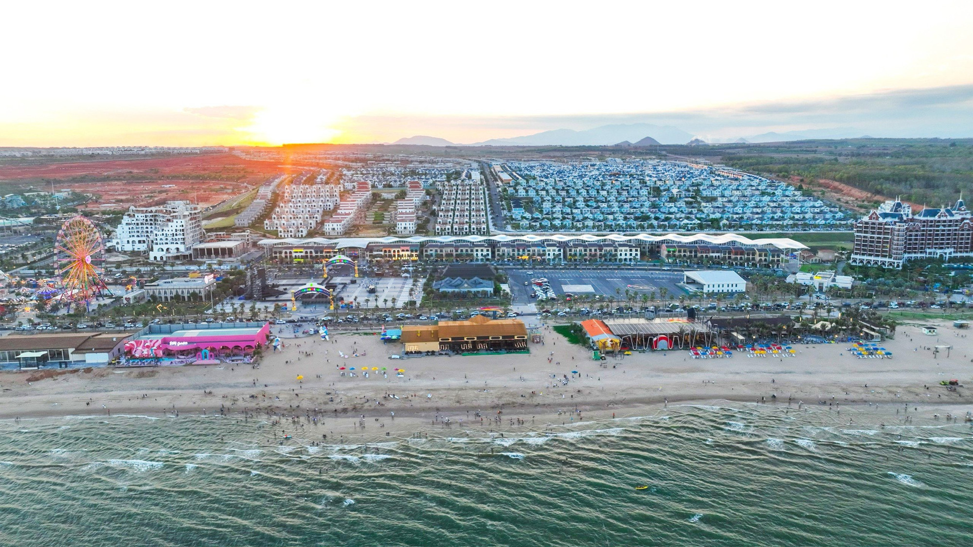 Du khách đến tắm biển tại NovaWorld Phan Thiết