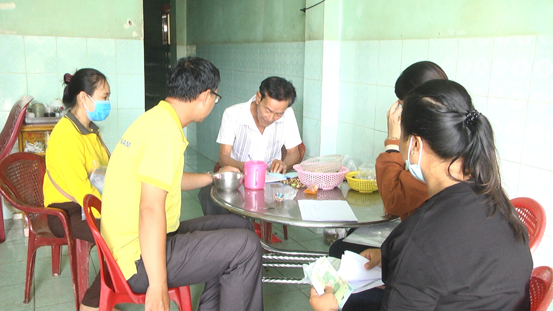 Cán bộ huyện Bắc Bình tuyên truyền, bán bảo hiểm cho người dân tộc thiểu số tận nhà.