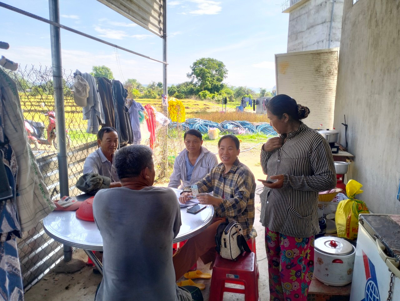 Cán bộ xã Sông Bình (huyện Bắc Bình) tuyên truyền đến tận nhà người dân.