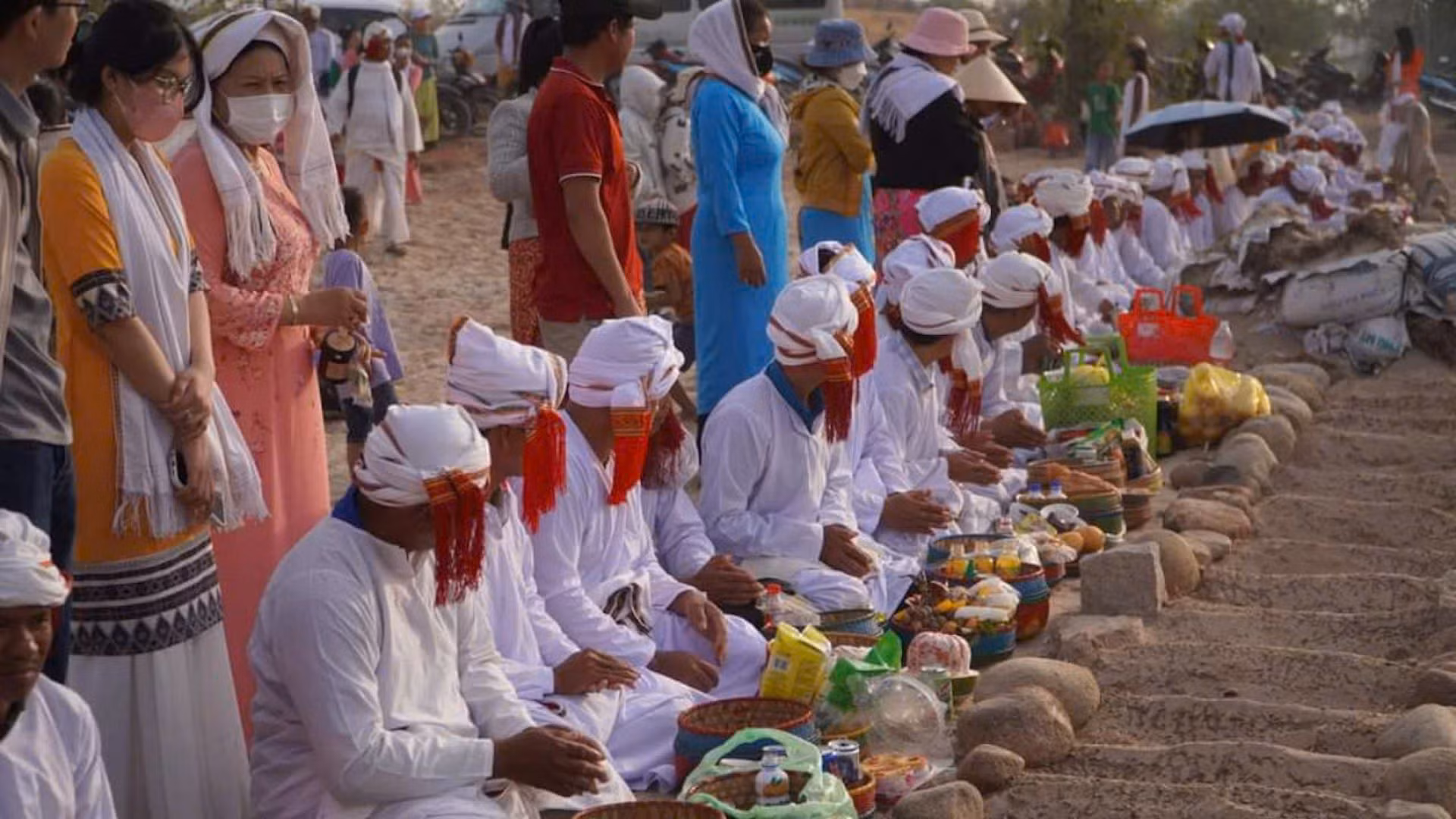 Tết Ramưwan của đồng bào Chăm luôn được duy trì tổ chức.
