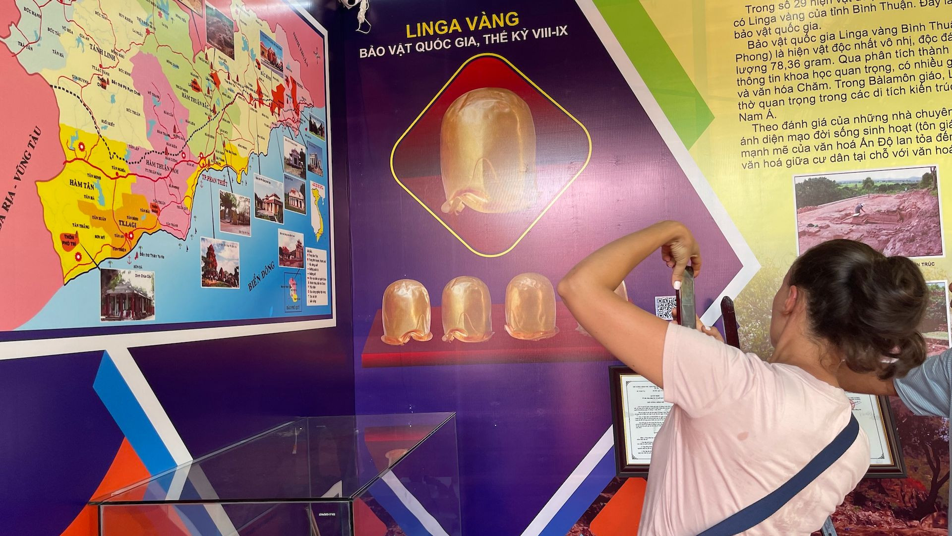 Du khách nước ngoài tìm hiểu bảo vật Linga. Du khách nước ngoài tìm hiểu bảo vật Linga.