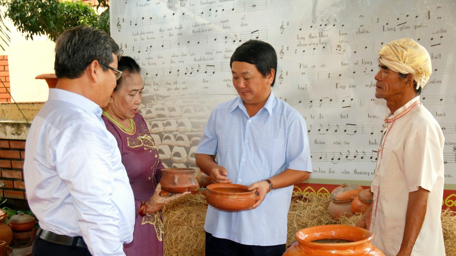 Đồng chí Hầu A Lềnh, Bộ trưởng, Chủ nhiệm Ủy ban Dân tộc trải nghiệm làm gốm của người Chăm.