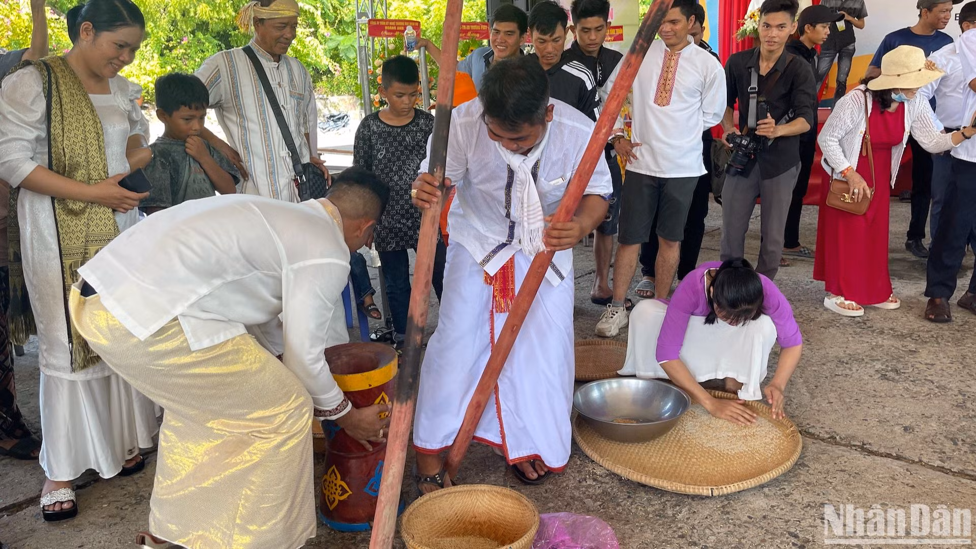 Trình diễn trang phục truyền thống dân tộc.