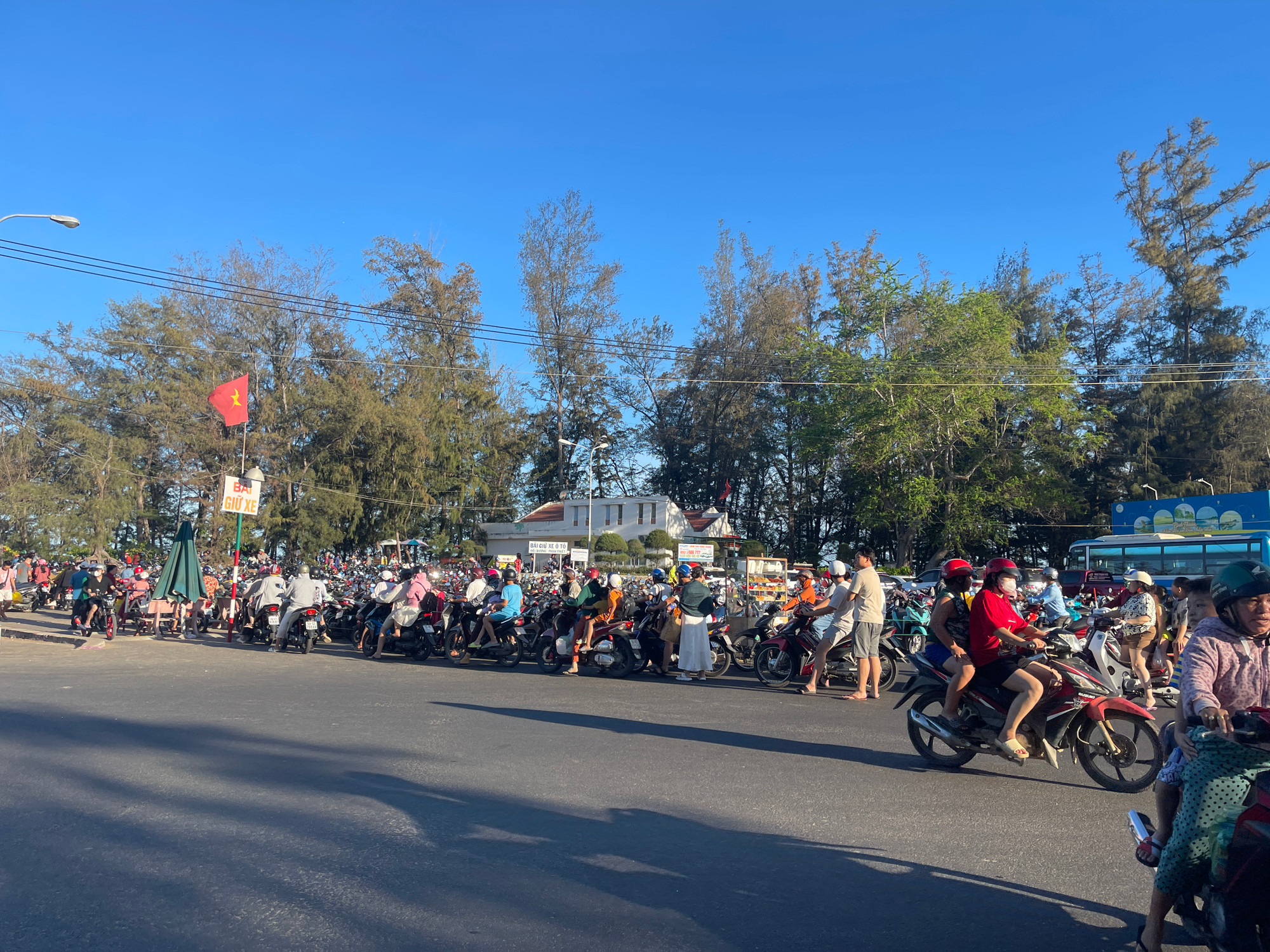 Bãi giữ xe máy khu vực Đồi Dương quá tải