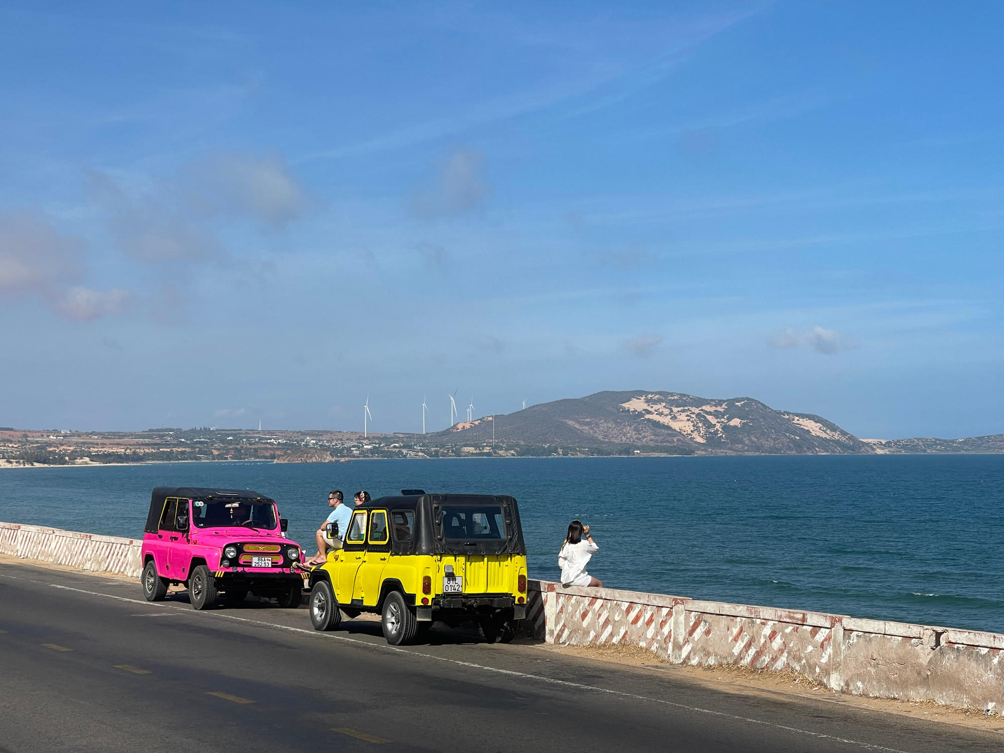 Du khách chụp hình trên xe Jeep trên đường biển tại xã Hoà Thắng, huyện Bắc Bình.