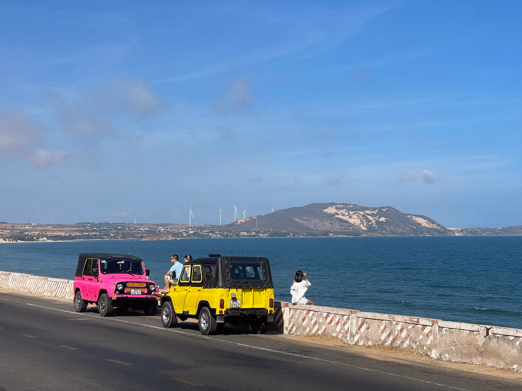 Du khách chụp hình trên xe Jeep trên đường biển tại xã Hoà Thắng, huyện Bắc Bình.