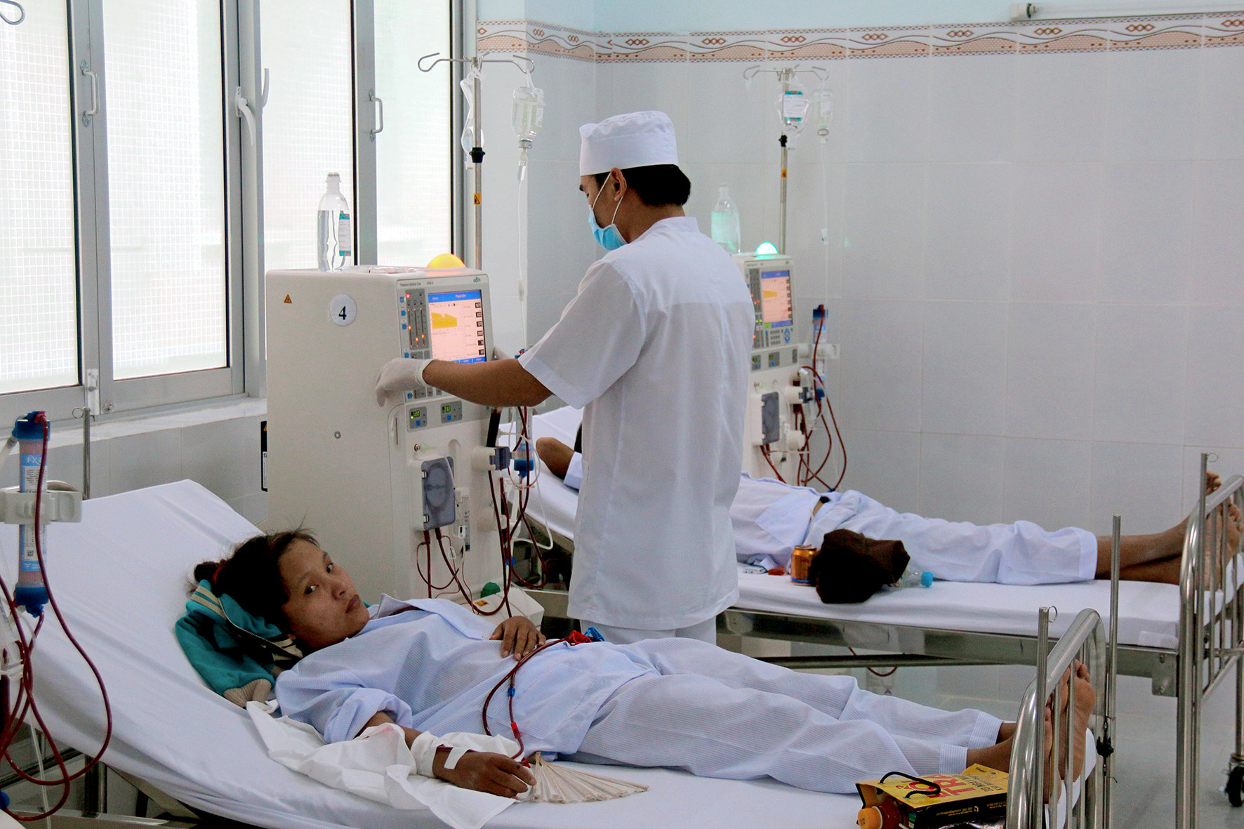 Người dân tộc thiểu số đang khám bệnh tại Bệnh viện huyện Hàm Thuận Bắc.