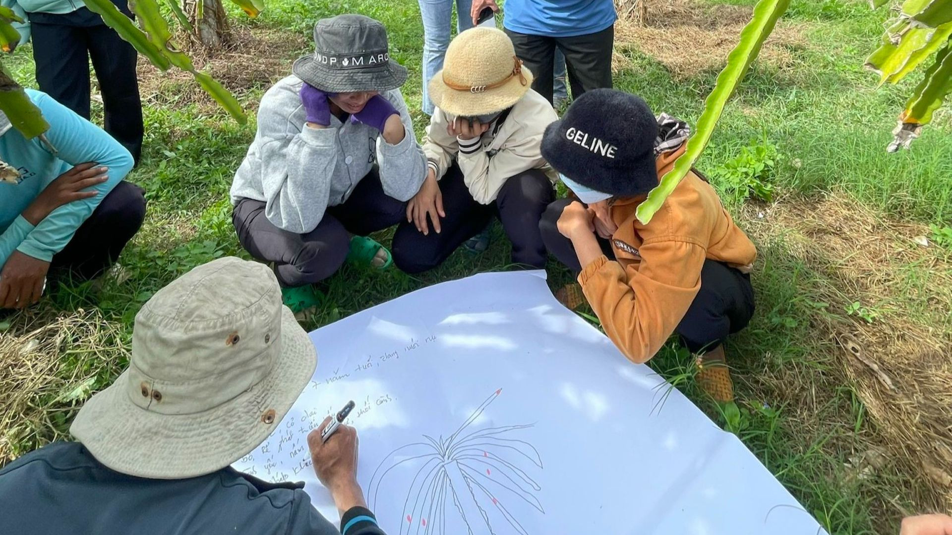 Hướng dẫn nông dân trồng thanh long bền vững theo định hướng quy trình thực hành sản xuất nông nghiệp tốt.