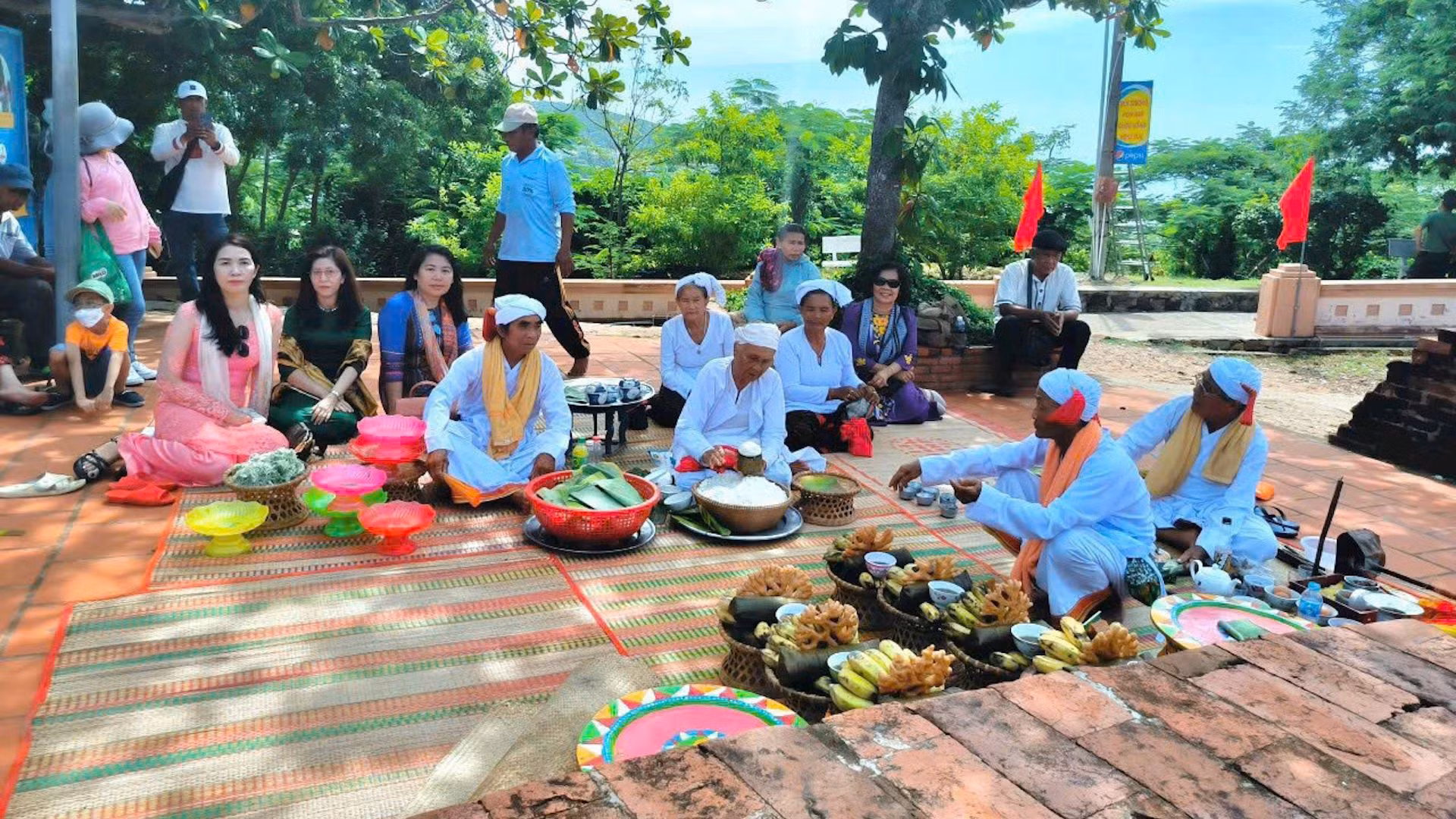 Phong tục của người Chăm tại huyện Bắc Bình.