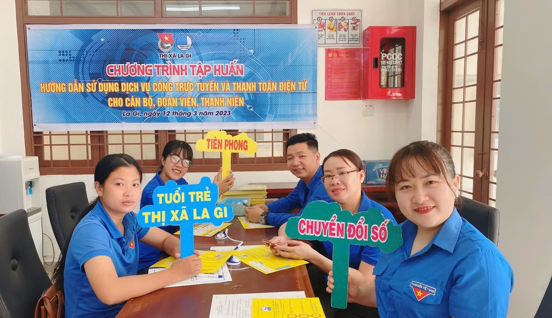 Đoàn thanh niên hướng dẫn, hỗ trợ người dân sử dụng dịch vụ công trực tuyến