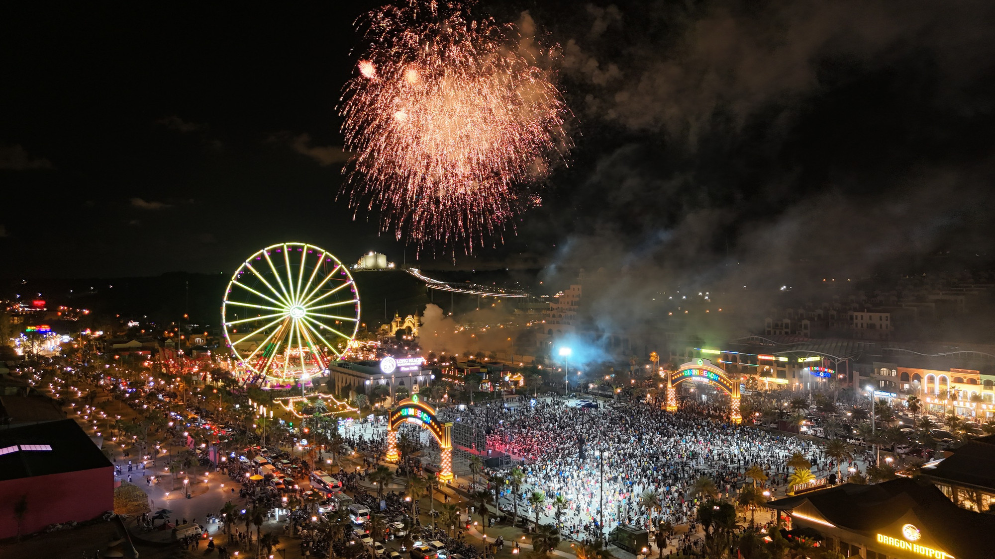 Khu đô thị kinh tế du lịch biển và giải trí NovaWorld Phan Thiết (xã Tiến Thành, thành phố Phan Thiết) bắn pháo hoa tầm thấp với thời lượng 15 phút.