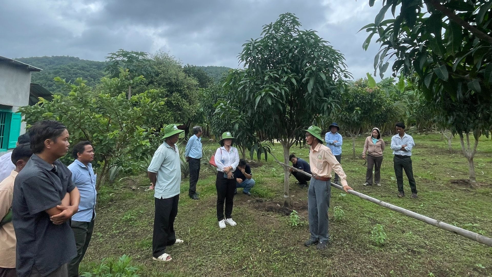 Chính sách đất đai đối với đồng bào dân tộc nhằm giải quyết việc giao đất, cho thuê đất, chuyển mục đích sử dụng đất cho cho đồng bào dân tộc thiểu số , nâng cao đời sống, ổn định cuộc sống lâu dài.