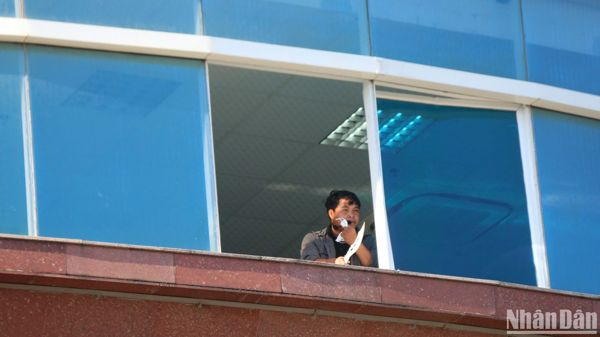 Đối tượng đe dọa giết "con tin" nếu không đưa tiền và Công an phải rút lui.