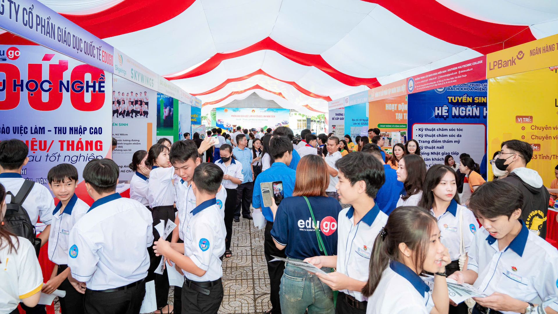 Các sinh viên của huyện tham dự Phiên giao dịch việc làm.