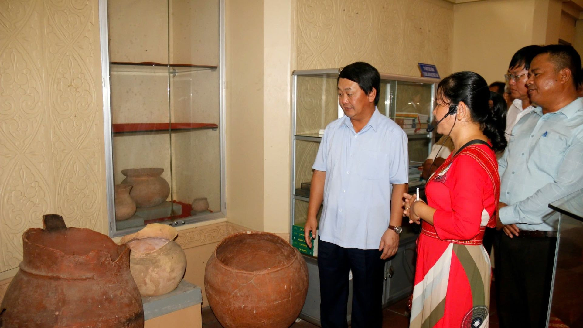 Đồng chí Hầu A Lềnh, Bộ trưởng, Chủ nhiệm Ủy ban Dân tộc tham quan văn hóa người Chăm.