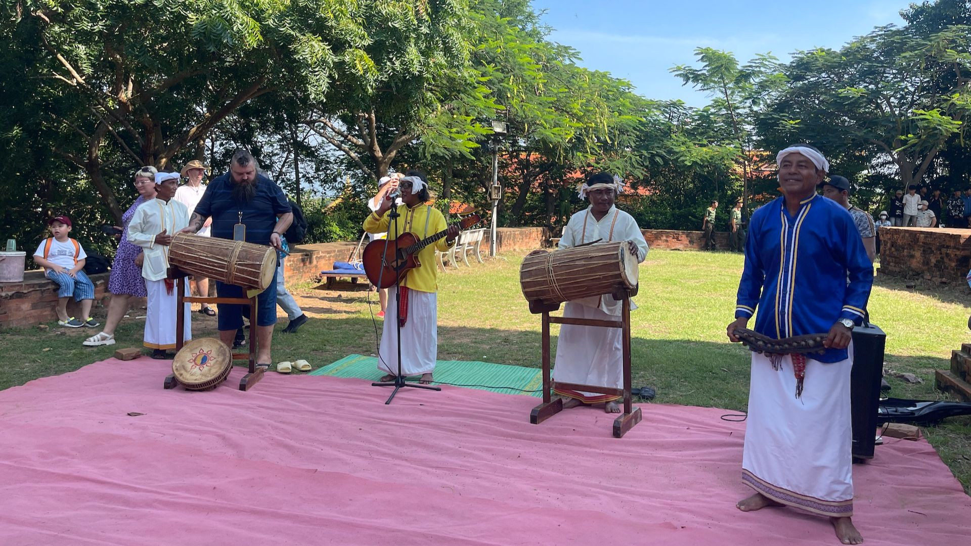 Trống Paranưng và kèn Saranai là hai loại nhạc cụ không thể thiếu trong lễ hội của người Chăm.