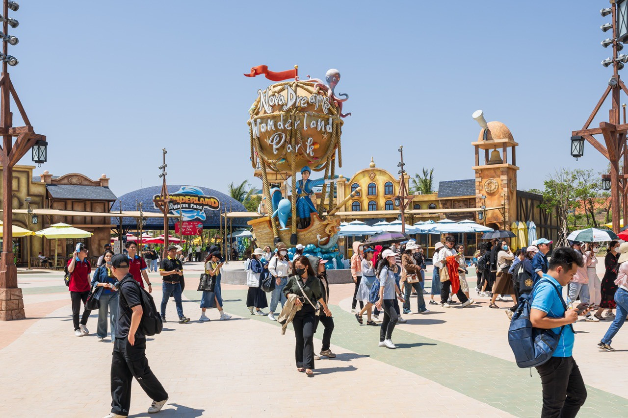 Khu đô thị kinh tế du lịch biển và giải trí NovaWorld Phan Thiết (xã Tiến Thành) rất nhiều du khách đến tham quan.