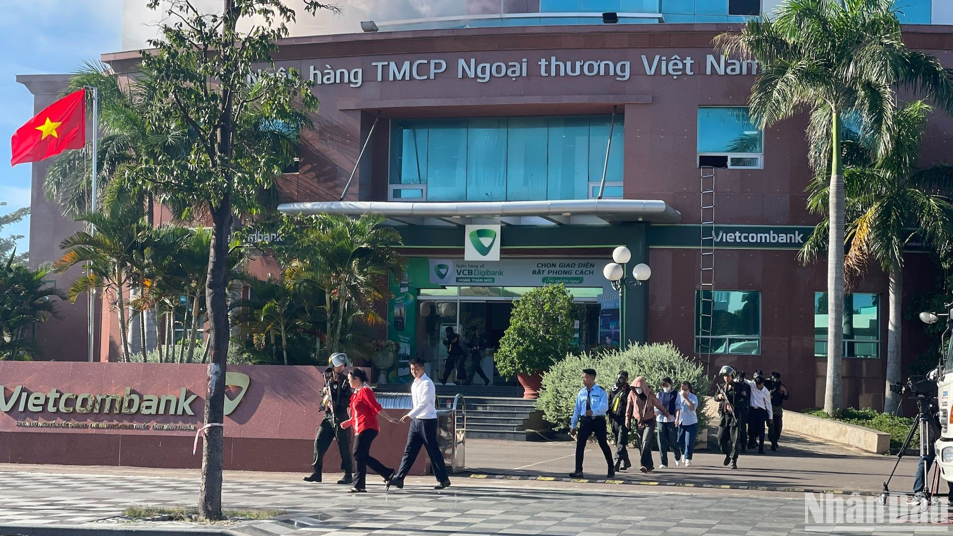 Công an giải cứu thành công các con tin.