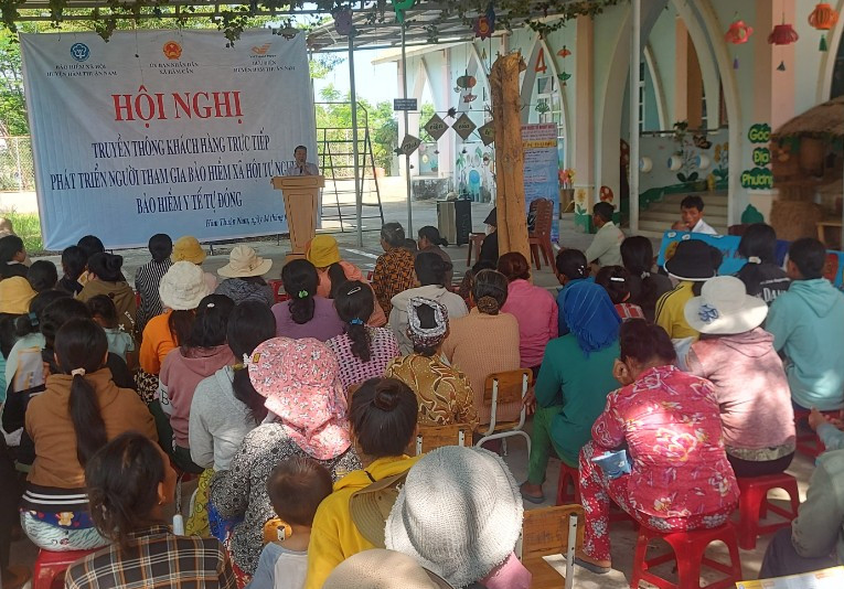 Ủy ban nhân dân xã Hàm Cần tổ chức tuyên truyền cho người dân.