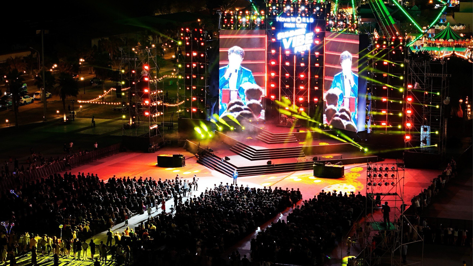 Nhiều du khách trải nghiệm cùng âm nhạc đỉnh cao tại sân khấu giữa biển tại quảng trường Bikini Beach với nhiều nghệ sĩ nổi tiếng showbiz Việt như Jimmii Nguyễn, Lân Nhã, Hằng Bingboong, Tuyết Mai, Bảo Ngọc...