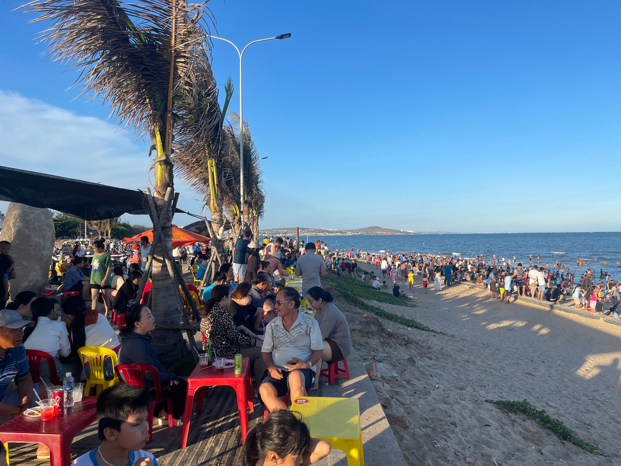 Bãi tắm Thương Chánh cũng đông du khách, người dân địa phương đến tắm biển, ăn uống