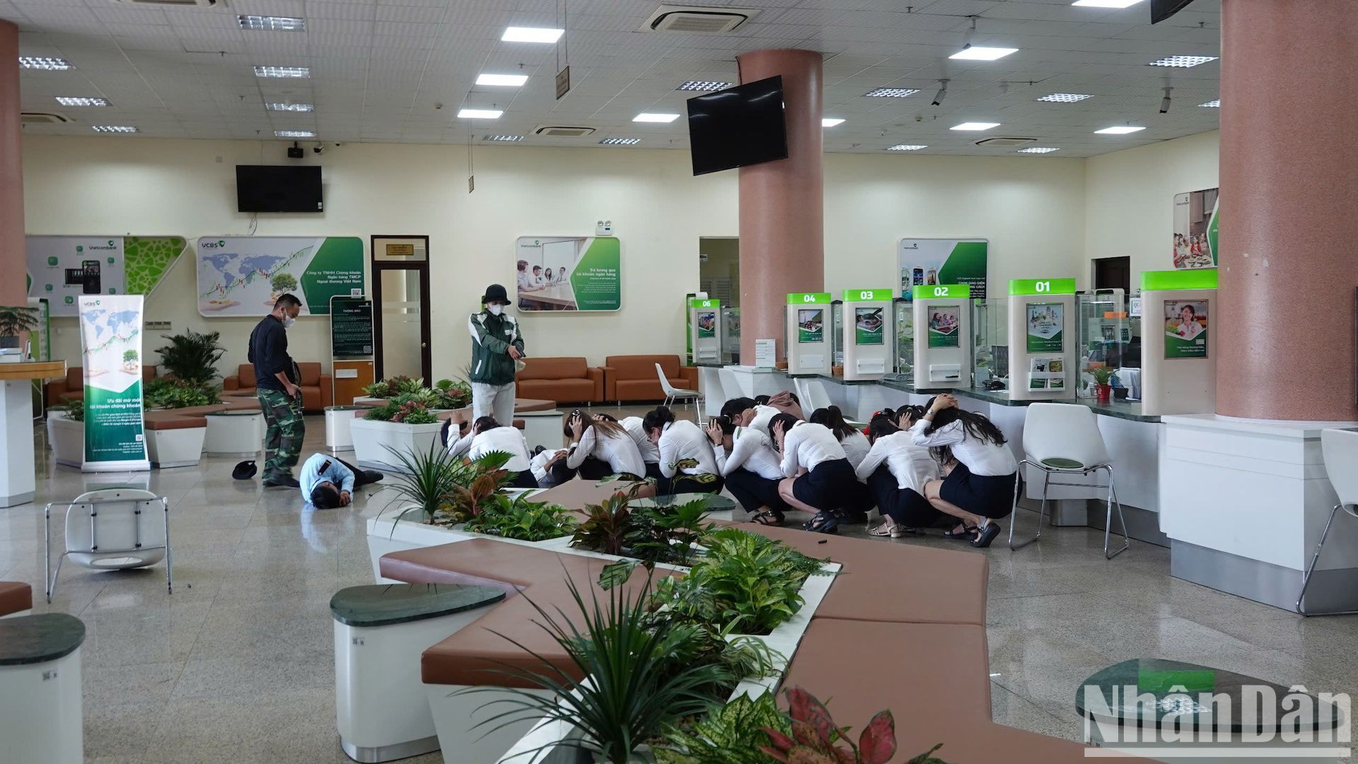 Các đối tượng khống chế con tin bên trong ngân hàng.