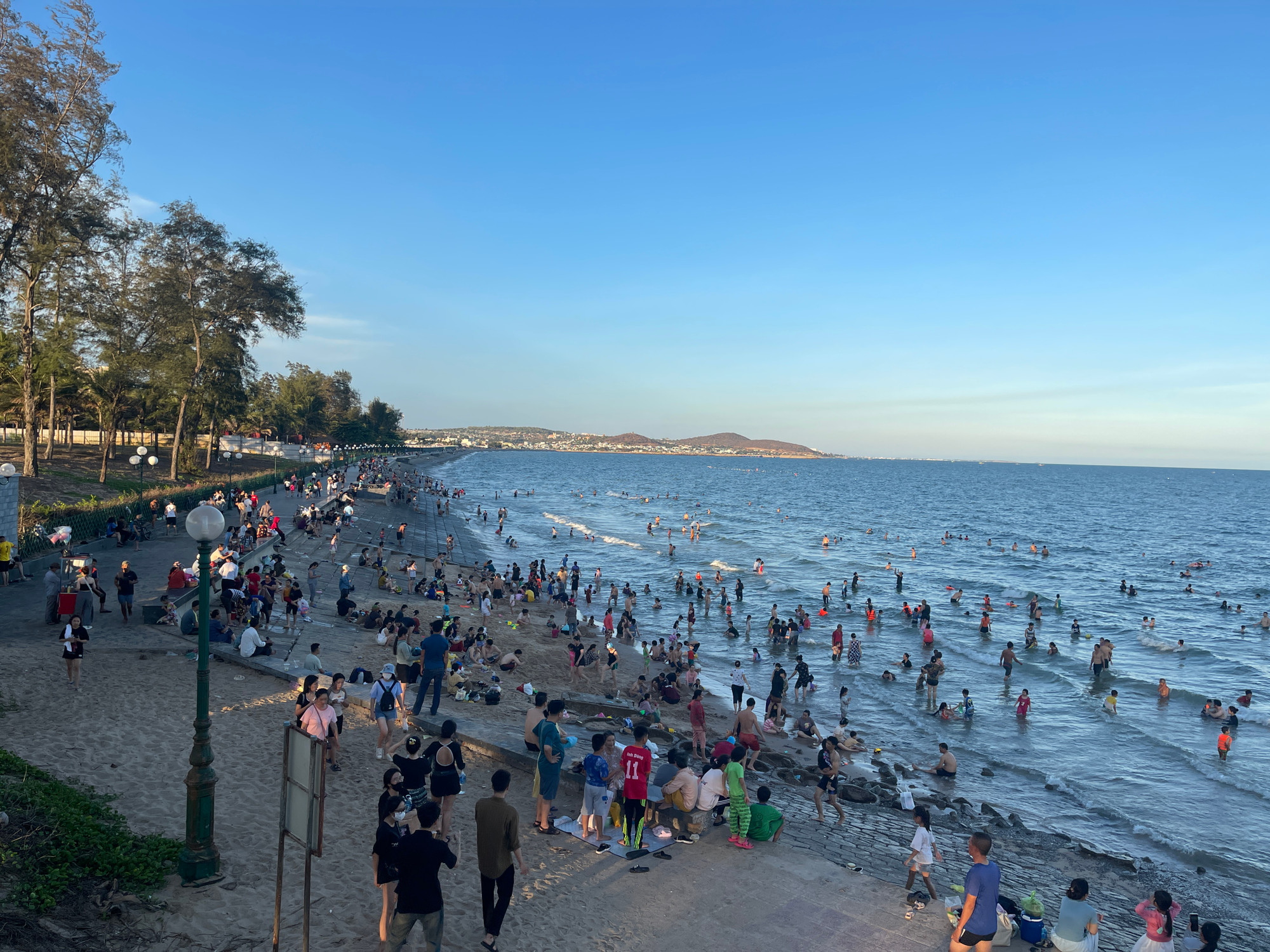 Khu tắm biển Đồi Dương đông du khách đến tắm biển, tham quan