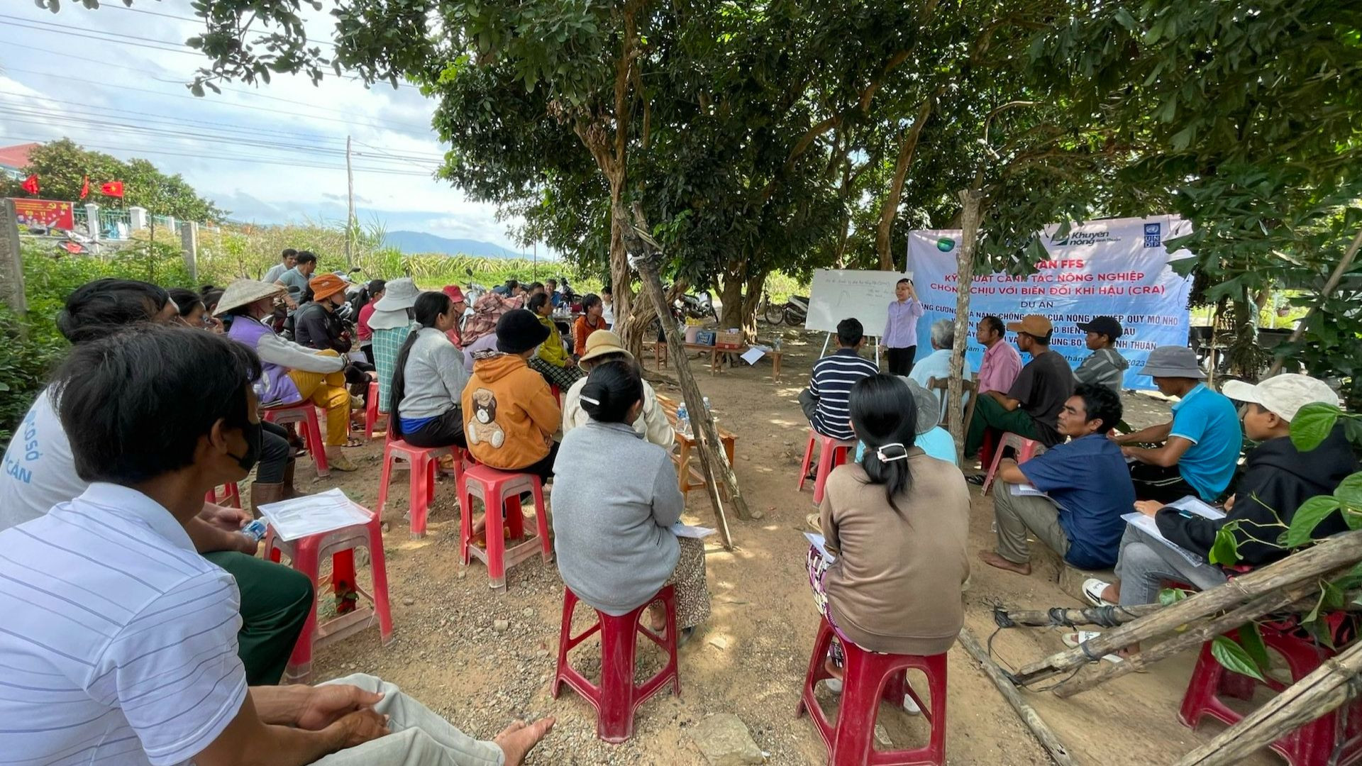 Nông dân nghe cán bộ Trung tâm Khuyến nông tập huấn.