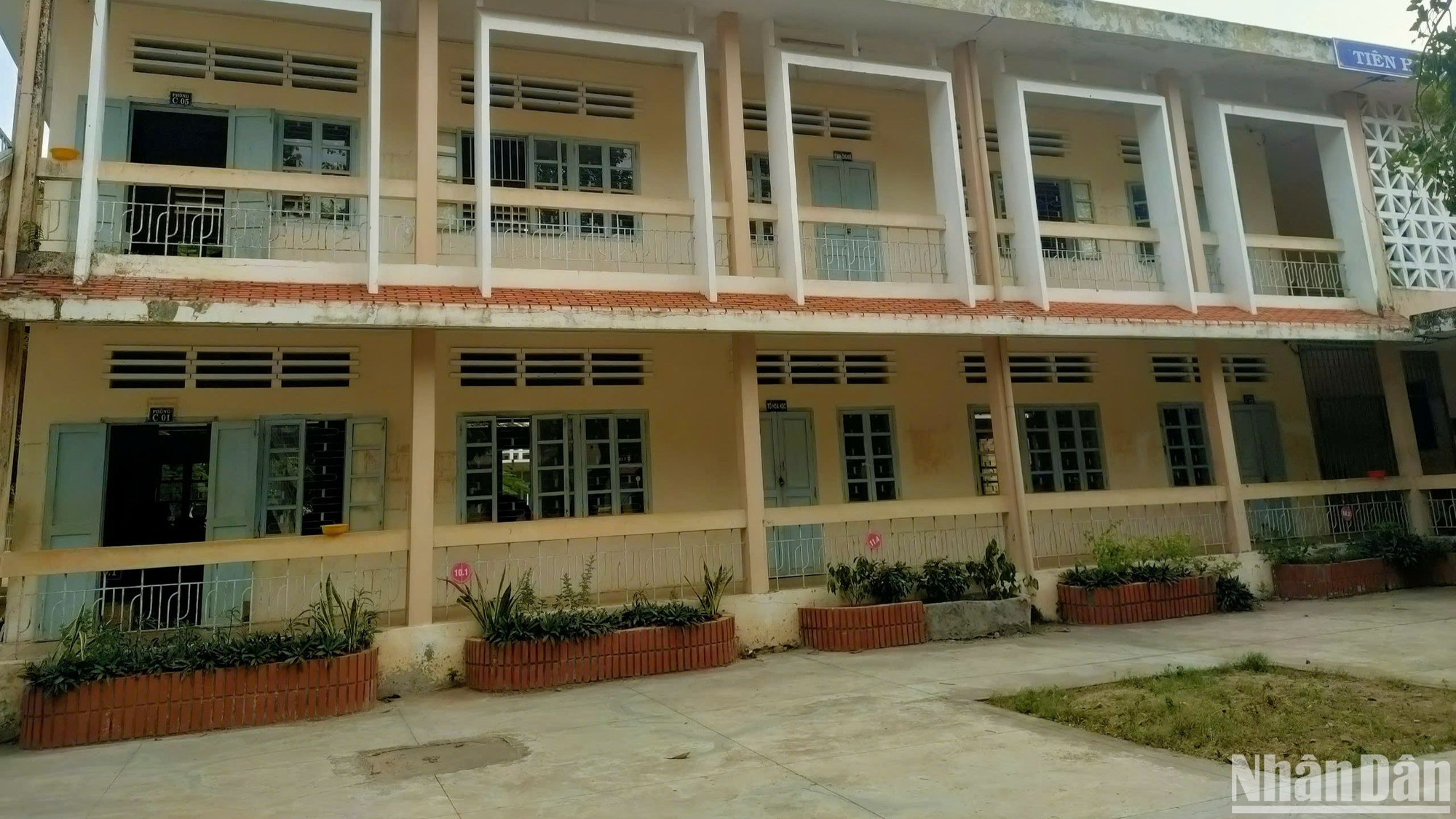 Các phòng học đã cũ, tường bong tróc.
