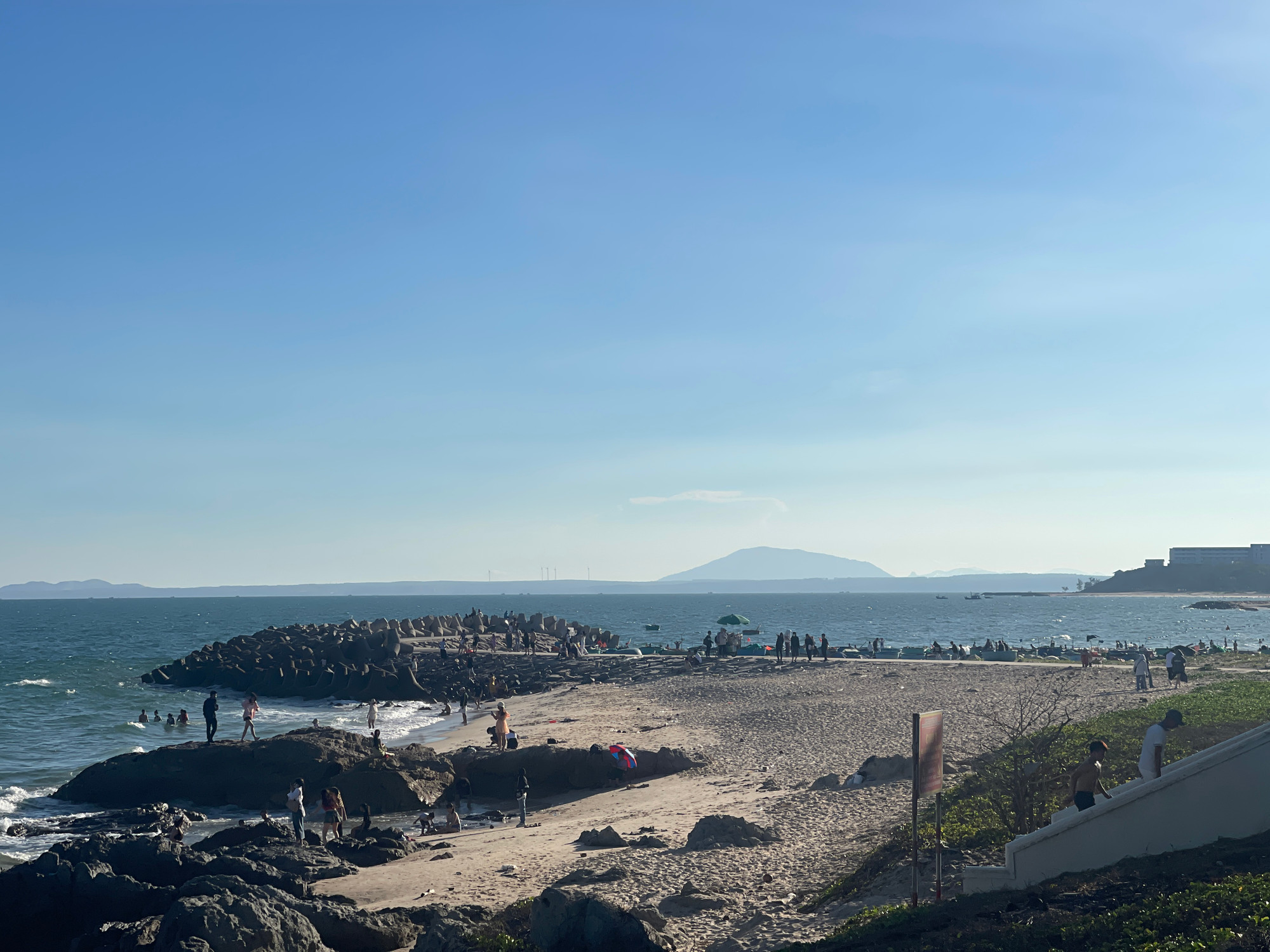 Bãi tắm Đá Ông địa (phường Phú Hài) đã có nhiều du khách xuống tham quan, chụp hình