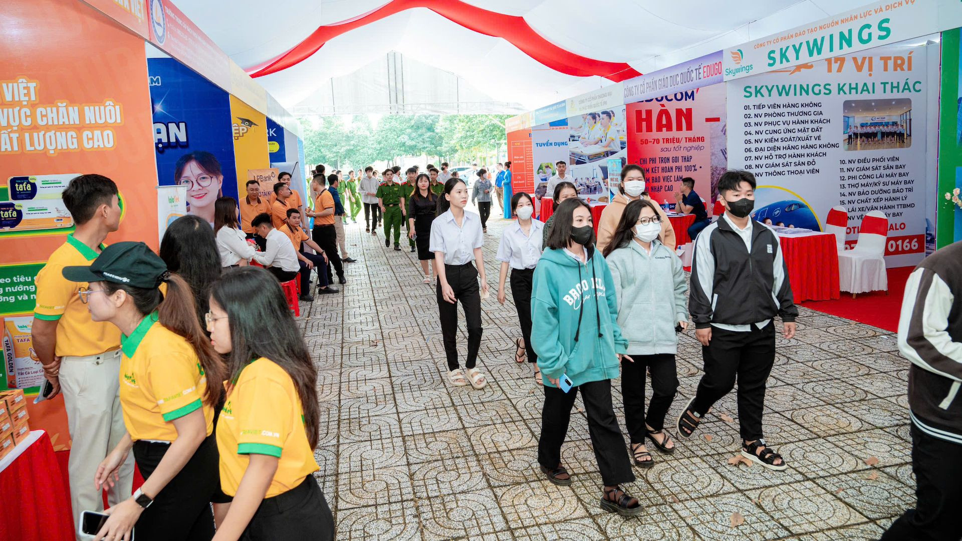 Nhiều người tìm hiểu thị trường việc làm trong và ngoài nước.