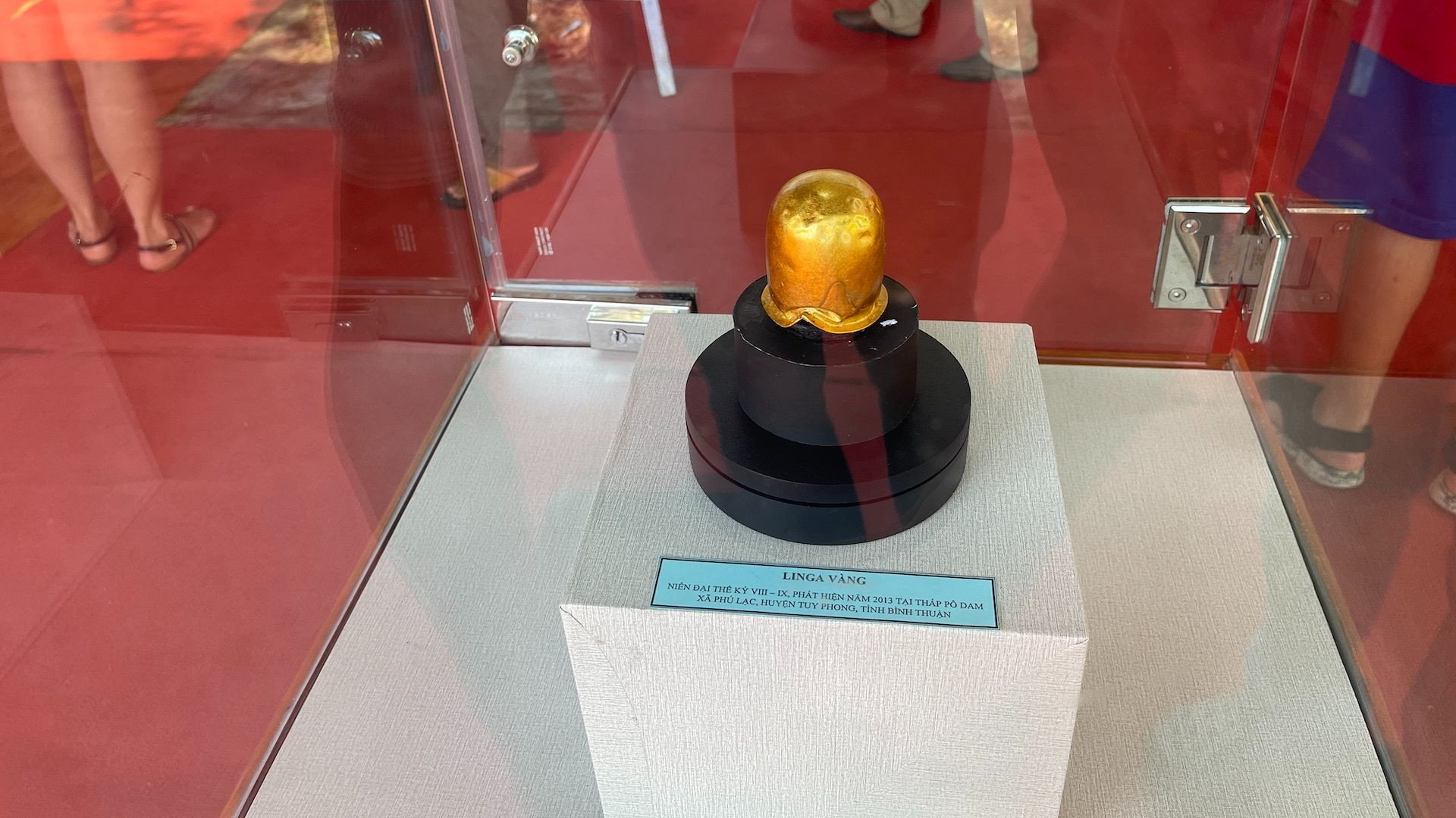 Linga được chế tác rất đặc biệt có trọng lượng 78,36 gram, với tỷ lệ vàng ròng chiếm 90,4 %, 9,6% còn lại là bạc và đồng. Linga được chế tác rất đặc biệt có trọng lượng 78,36 gram, với tỷ lệ vàng ròng chiếm 90,4 %, 9,6% còn lại là bạc và đồng.