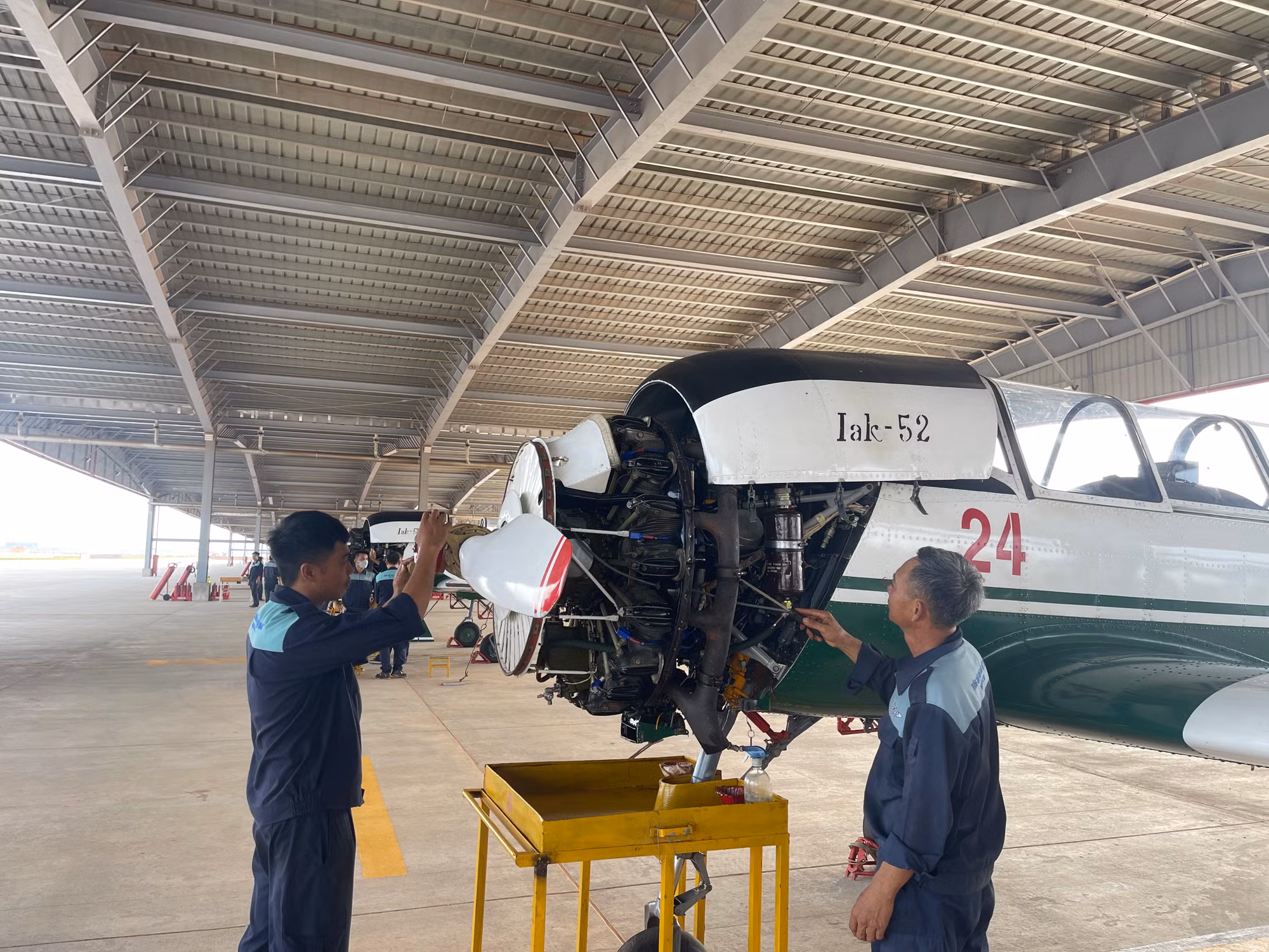 Các chiến sĩ đang sửa chữa máy bay.