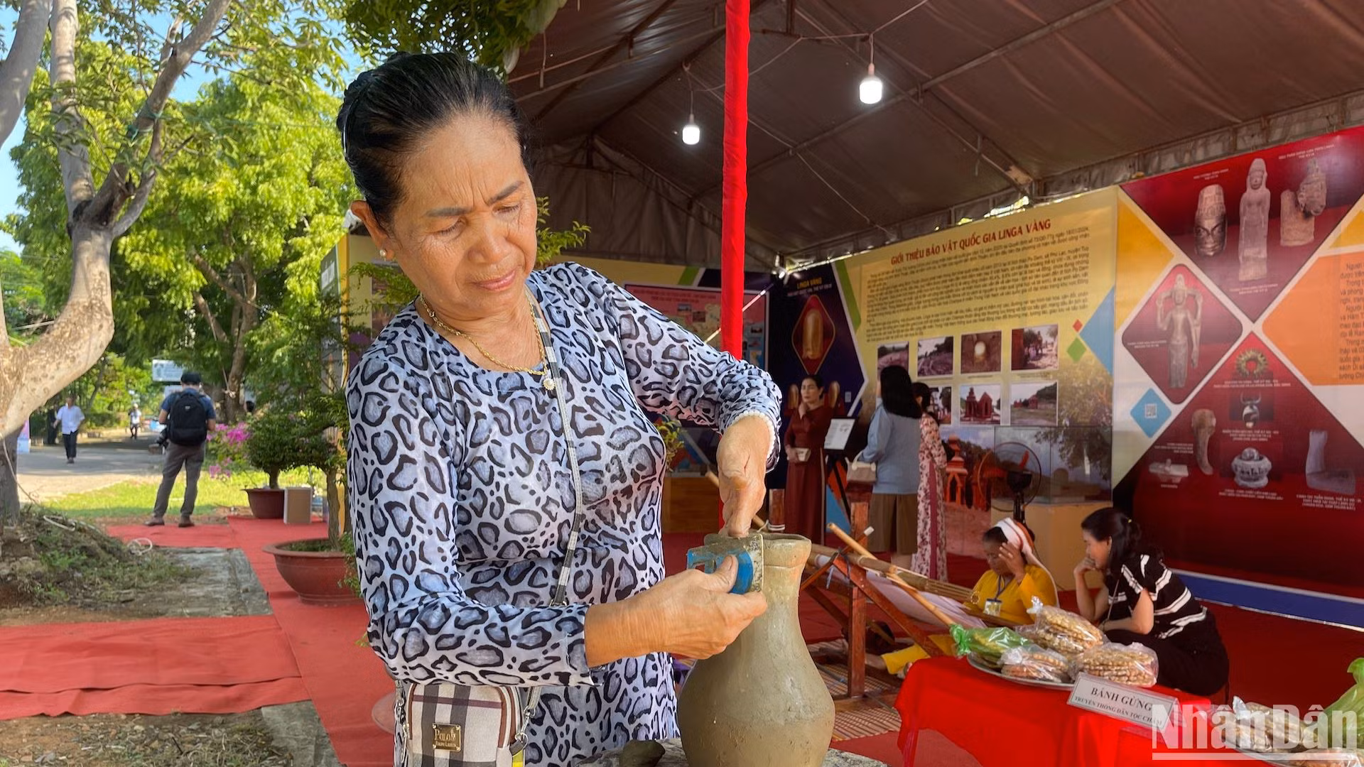 Người Chăm làm bình gốm bằng đất.