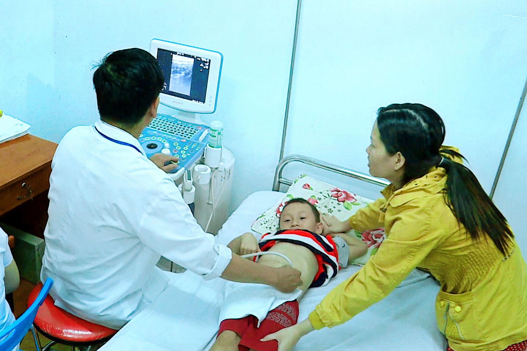 Bệnh viện huyện Hàm Thuận Bắc khám, chữa bệnh cho người dân tộc thiểu số.