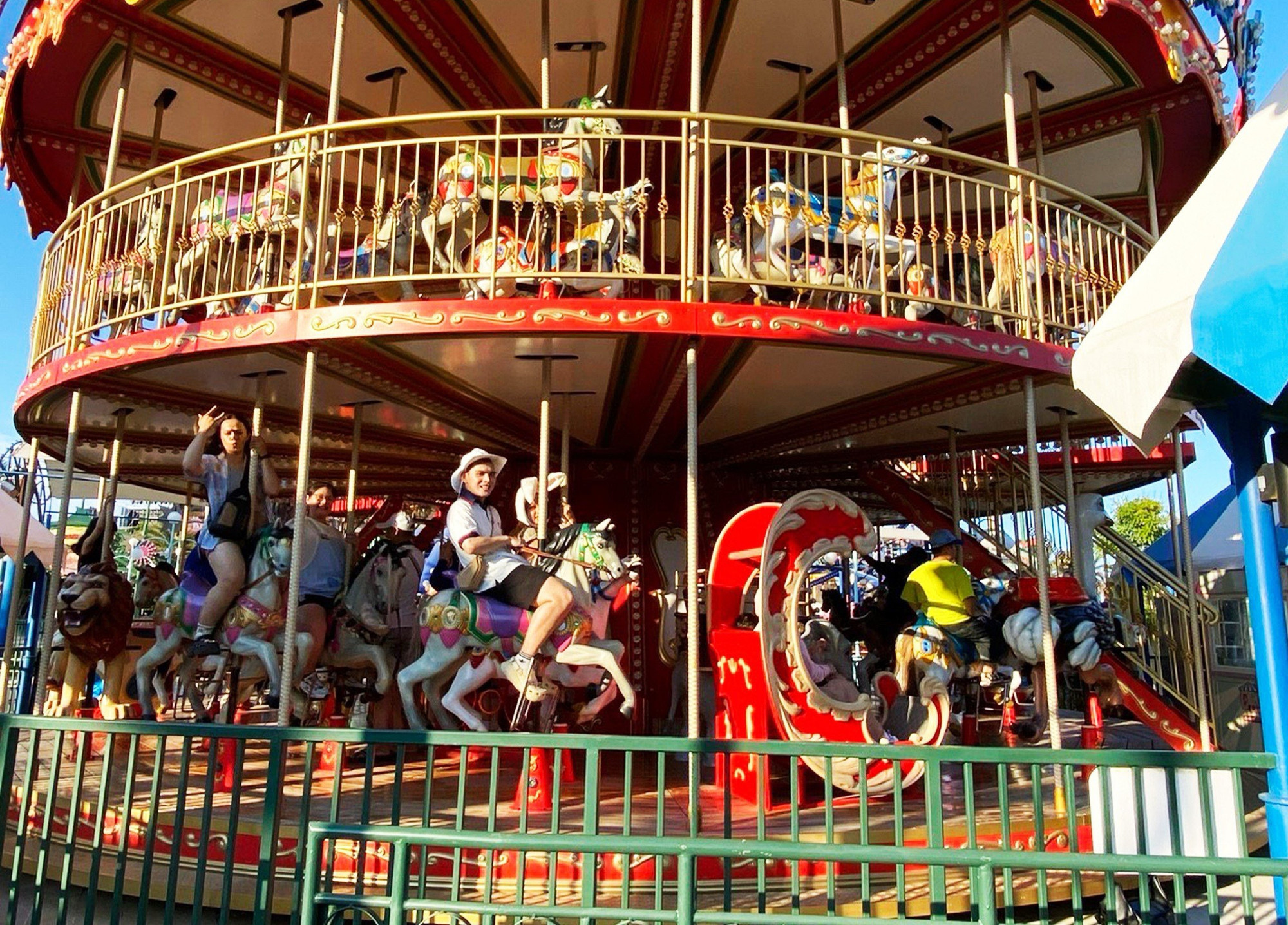 Du khách chơi trò tại khu vui chơi NovaWorld Phan Thiết (xã Tiến Thành).