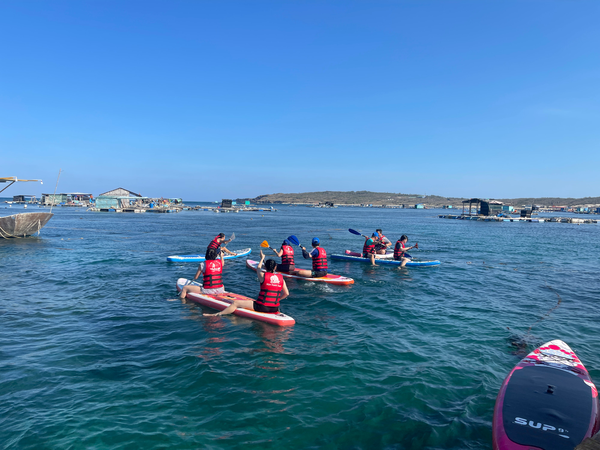 Đảo Phú Quý thu hút lượng khách tham gia đến tắm, chơi chèo Sup.