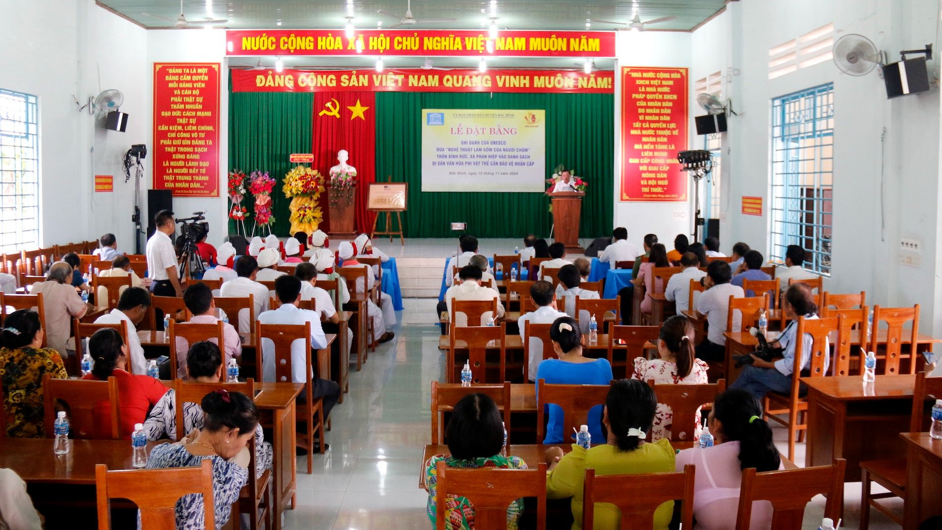 Tuyên truyền nguy cơ thất truyền nghề gốm người Chăm của thôn Bình Đức cho thế hệ trẻ