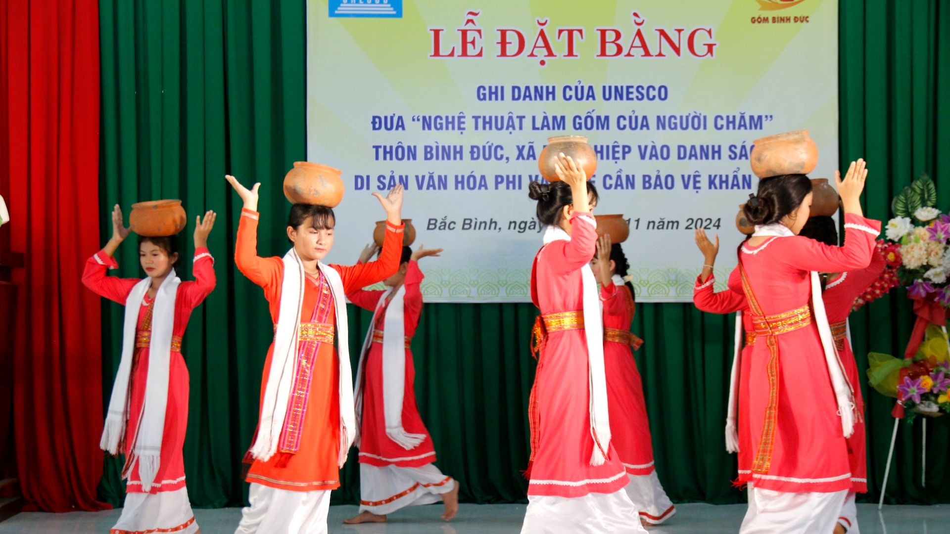 Người Chăm dùng sản phẩm đồ gốm trong tiết mục múa