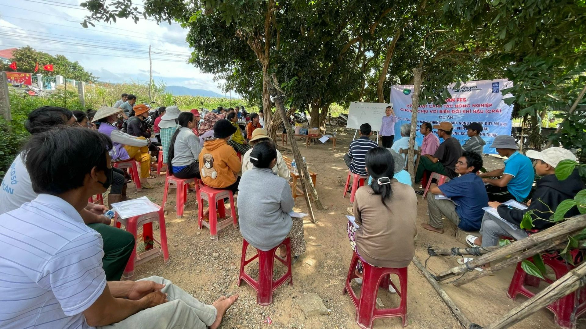 Nông dân được tập huấn sản xuất.